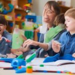 Criança com autismo em sessão de terapia TEACCH