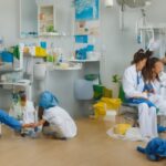 Imagem ilustrativa sobre rastreamento de autismo com profissional de saúde e criança